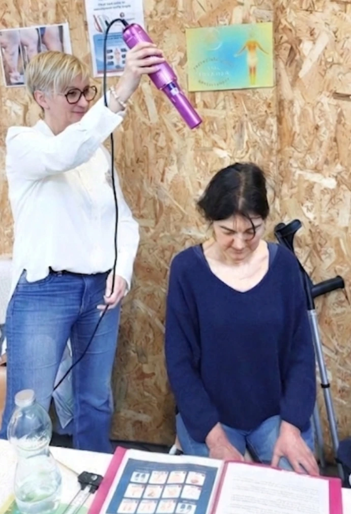 Carole Blériot réalisant une séance Iteracare en salon bien être avec appareil terahertz (THz) appliqué sur la tête, favorisant la circulation énergétique, le relâchement et le bien-être du corps