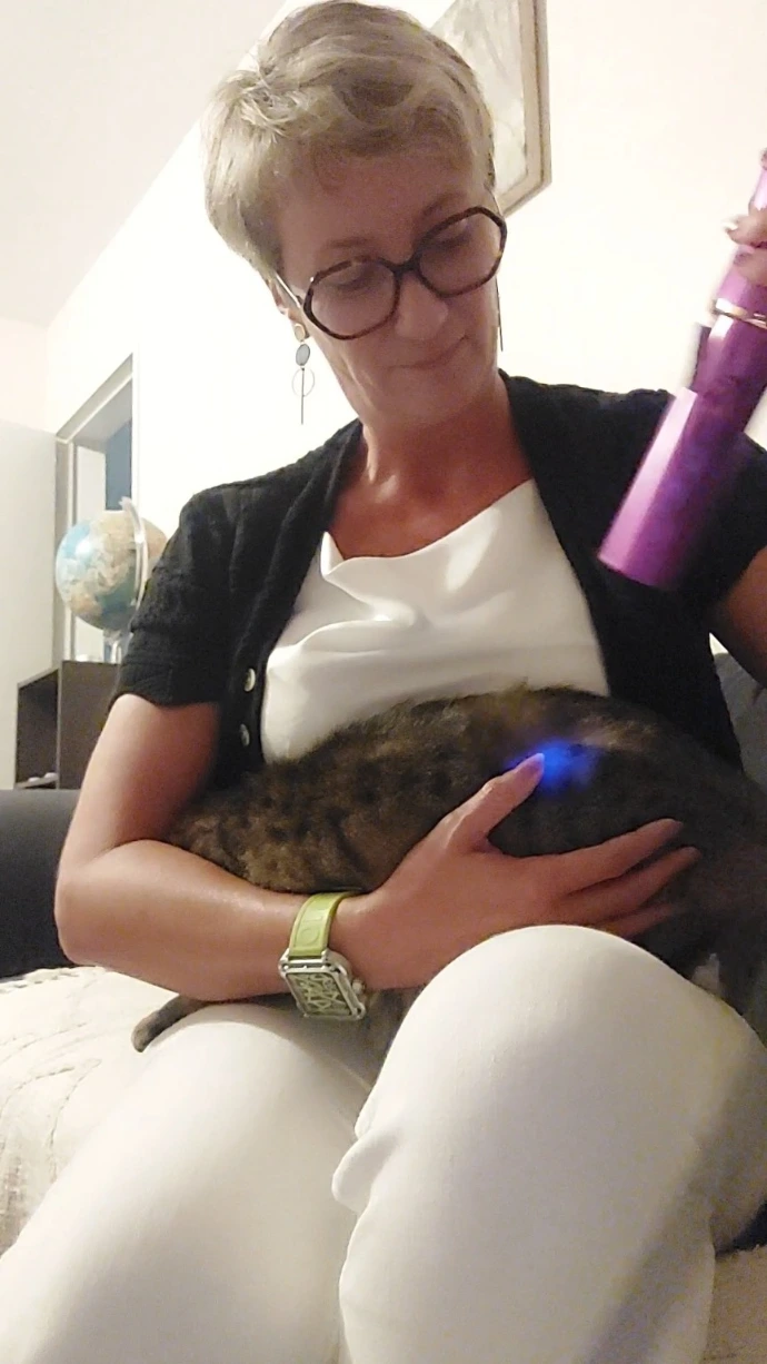 Séance Iteracare sur un chat pour améliorer la mobilité et le bien-être animal Carole Blériot réalise une séance Iteracare sur son chat en appliquant l’appareil sur le corps de l’animal. Une approche douce de bien-être animal utilisant la technologie terahertz pour soutenir la mobilité, la détente et l’équilibre global, notamment chez les animaux âgés.